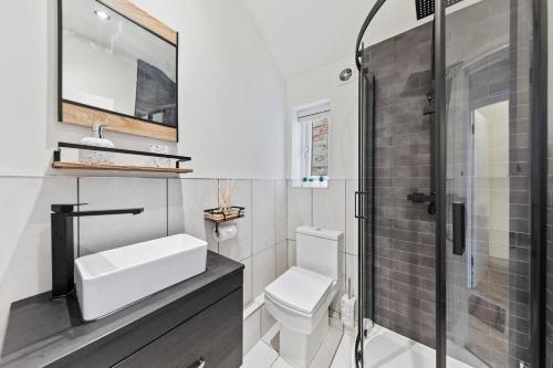 凯特林The Buccleuch Luxury Apartments的浴室配有卫生间、盥洗盆和淋浴。