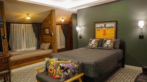 南奔Waree Onsen Resort的一间卧室配有一张床和一个沙发