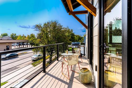 白鱼镇Lupfer Luxury的阳台配有桌子,享有街道的景色
