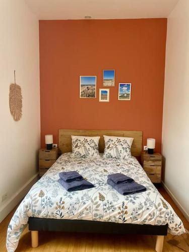 拉尼翁Madini-Breizh :T3 cœur de ville的一间卧室配有一张带2条蓝色毛巾的床