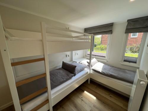 于斯德Dünen Lodge 2的一间卧室设有两张双层床和一扇窗户。