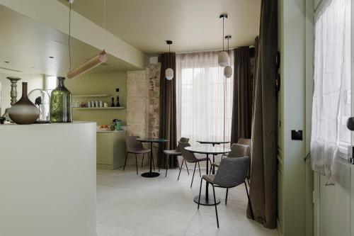 奥尔良La Loge Gogaille - 7 Dormants - Accès autonome的厨房以及带桌椅的用餐室。