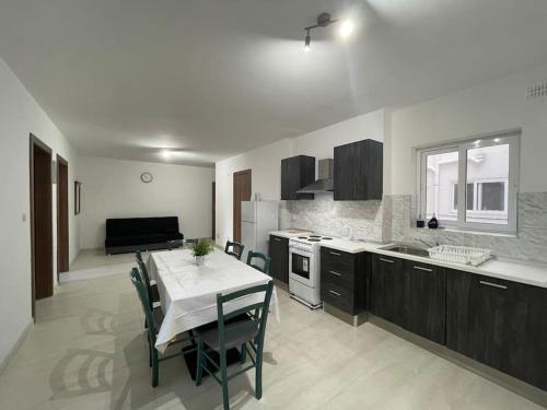 圣保罗湾城Coral Cove Comfort Apartment Room 3的一间带桌子的厨房和一间餐厅