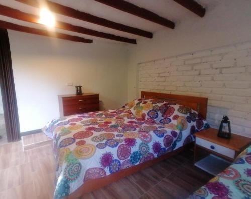 萨兰托ALOJAMIENTO EL REGALO的一间卧室设有一张床和砖墙