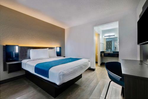 安纳海姆阿纳海姆6号汽车旅馆 - 富勒顿东的配有一张床和一张书桌的酒店客房