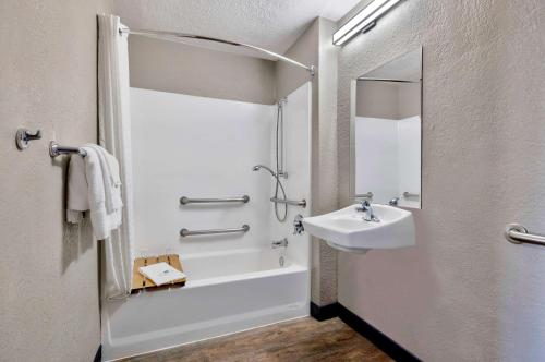 安纳海姆阿纳海姆6号汽车旅馆 - 富勒顿东的白色的浴室设有水槽和淋浴。