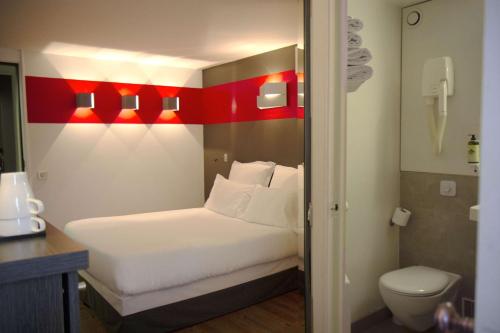 布克凡尔赛贝斯特韦斯特酒店的酒店客房设有一张床和一个卫生间。