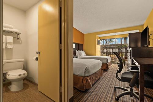 檀香山Best Western The Plaza Hotel - Free Breakfast的酒店客房带两张床和一间浴室