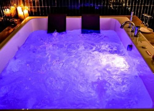 那不勒斯MILUAR Luxury B&B - Vanvitelli的紫色水池,里面的人