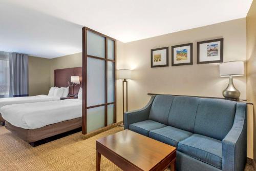 布莱斯布莱斯舒适套房酒店的酒店客房,配有床和沙发