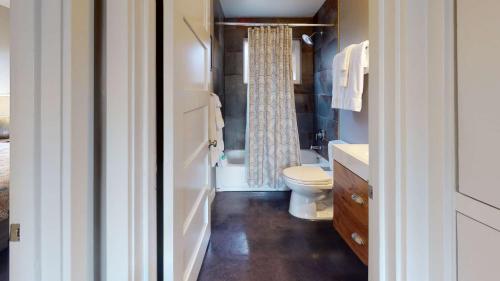 摩押Downtown Cozy Home Base - Purple Sage 2的一间带卫生间和水槽的浴室