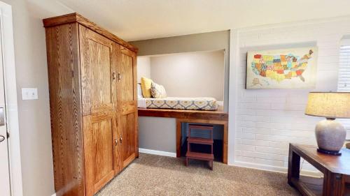摩押Downtown Cozy Home Base - Purple Sage 3的小房间设有木柜和书桌