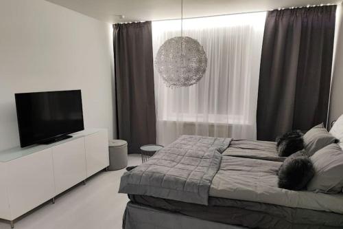 Chic Studio for Two Close to Metro客房内的一张或多张床位