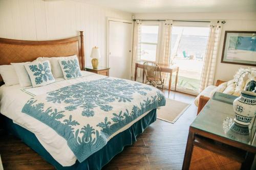 HauulaBeach Front/Free Breakfast/Hawaiian Retreat/Luxury的一间卧室配有一张床,享有海景