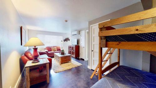 摩押Downtown Cozy Home Base - Purple Sage 5的一间带双层床的卧室和一间客厅