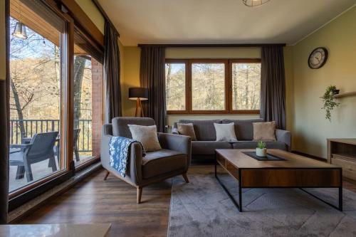布雷佐维察Cozy Villa in Brezovica的客厅配有沙发和桌子