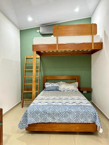 DolegaCabañas Quebrada del Pueblo的一间卧室配有一张双层床和梯子