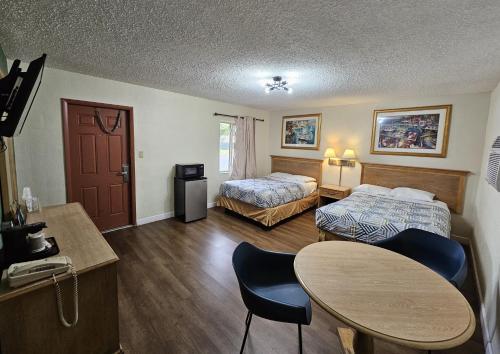皮尔斯堡Rodeway Inn Fort Pierce US Highway 1的酒店客房设有两张床和一张桌子。