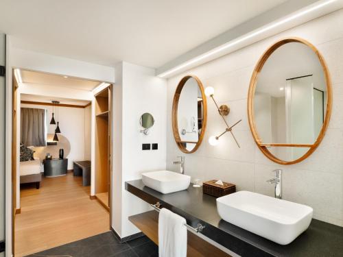 帕皮提Le Tahiti by Pearl Resorts的浴室设有2个水槽和镜子