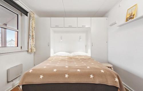 凡岛Beautiful Apartment In Fan With Kitchen的一间卧室,床上有星星床