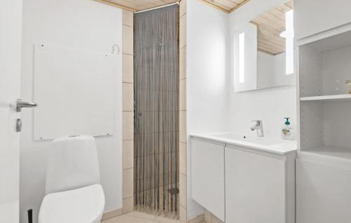 凡岛Beautiful Apartment In Fan With Kitchen的带淋浴和盥洗盆的白色浴室