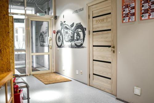 阿斯塔纳Hostel Forum的墙上挂着摩托车照片的带门的房间