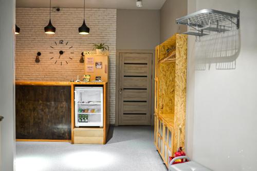 阿斯塔纳Hostel Forum的厨房配有冰箱和砖墙
