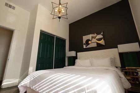 诺克斯维尔Knox Vegas的卧室配有一张白色大床和绿色门