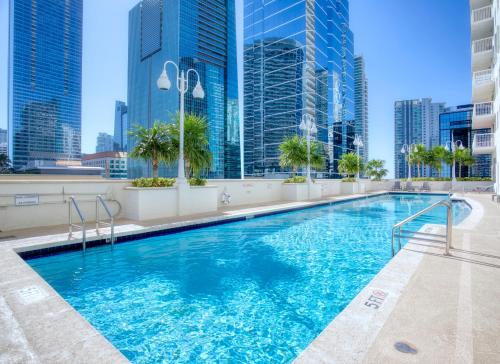 迈阿密Oceanside Penthouse Apartment in Brickell Miami, Pool, Free Parking的一座高楼屋顶上的游泳池