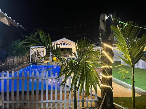 帕西加特Blue Lagoon Villa的一座晚上设有游泳池的房子