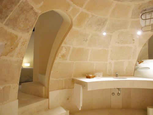 克里斯托港索马斯 - 4号乡村酒店的一间带水槽和石墙的浴室