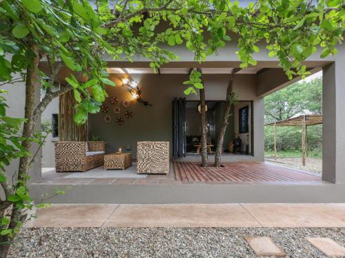 玛洛斯帕克Grace of Africa, Couples 5 STAR Nature Lodge的户外庭院设有两把椅子和树木