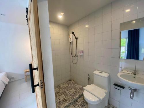 清迈65 hostel chiangmai的带淋浴、卫生间和盥洗盆的浴室