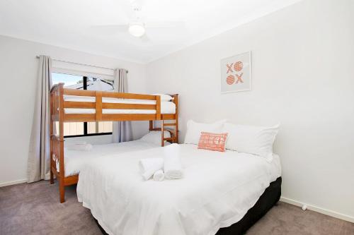 布赖特Alpine Knights Stylish Luxury的一间卧室设有两张双层床和一扇窗户。