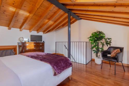 Sarcedo[Marostica - Villa with Swimming Pool] Netflix - WiFi的一间卧室配有一张床和一把椅子