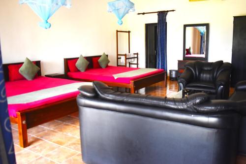 马纳尔Thalladi Holiday Bungalow的客厅配有床和沙发