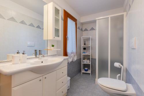Sarcedo[Marostica - Villa with Swimming Pool] Netflix - WiFi的白色的浴室设有水槽和卫生间。