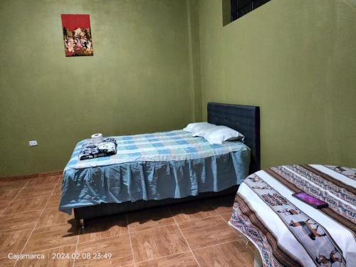 卡哈马卡Habitación en casa de campo的一间卧室,配有两张床