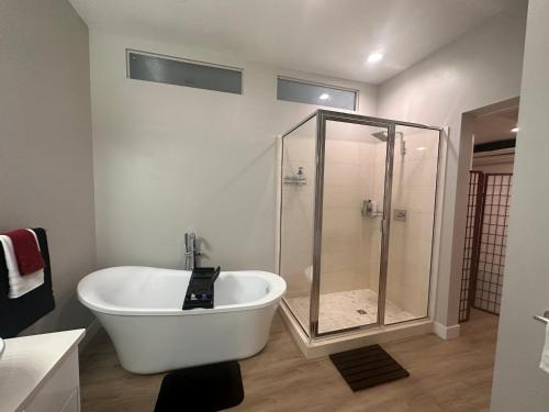 比格沃特Crimson Suite~ Canyon Desert Getaway with views的白色的浴室设有浴缸和淋浴。
