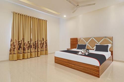海得拉巴OYO Flagship Ekasila Suites的一间卧室,卧室内配有一张大床