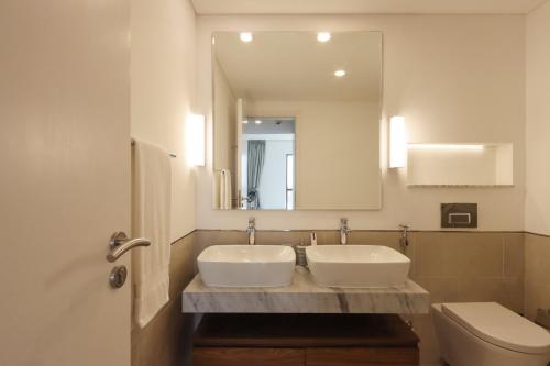 迪拜Livbnb Suites - Madinat Jumeirah Living - Cozy 2 Bedroom near Burj Al Arab的一间带水槽、卫生间和镜子的浴室