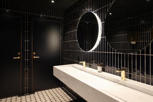 弗洛罗弗洛罗品质酒店的浴室设有2个水槽和镜子