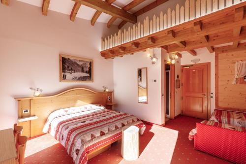 费拉迪普利米罗伊甸园旅馆的一间卧室,卧室内配有一张大床