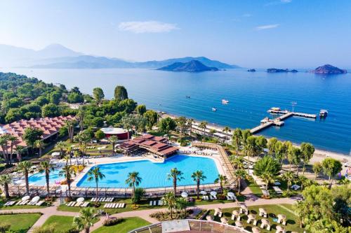 费特希耶俱乐部图阿娜费特希耶全包酒店的享有带游泳池和海洋的度假村的空中景致