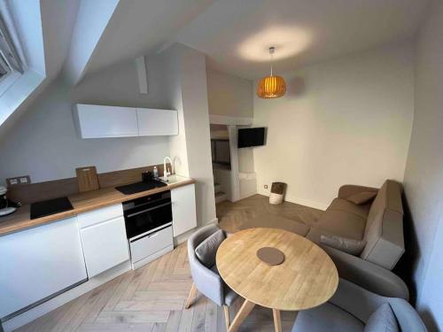 鲁昂Rouen hypercentre appartement T2的客厅配有沙发和桌子