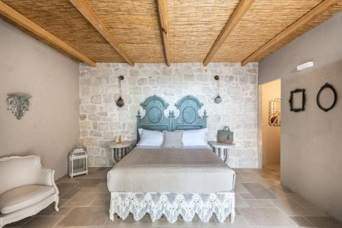 希克利RoccaSeta的一间卧室设有一张床和石墙