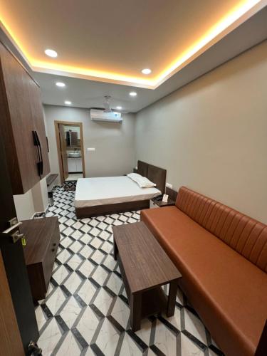 西里古里TIC ROOMS的酒店客房,配有床和沙发