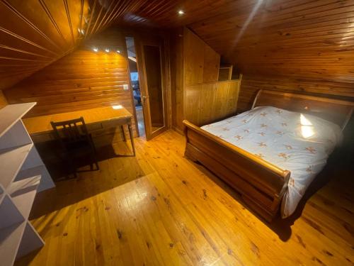 圣莫代福塞Grande maison tout confort - 100m RER A - Paris - Disney的小木屋内一间卧室,配有一张床