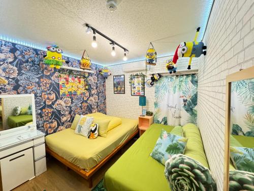 大阪West Taisho的一间设有两张床铺的卧室,位于一个设有墙壁的房间