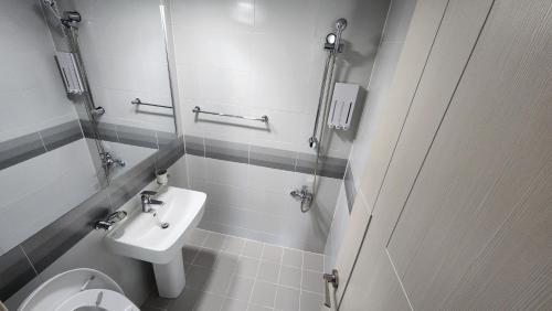 首尔lI - Full option two-room mountain view private house的一间带卫生间和水槽的浴室